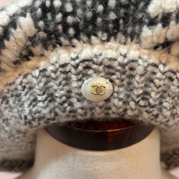 CHANEL RARE CASHMERE & SILK BERET BLACKWHITE DOUBLE GOLD CC’s ON MOTHER OF PERAL - Picture 3 of 7